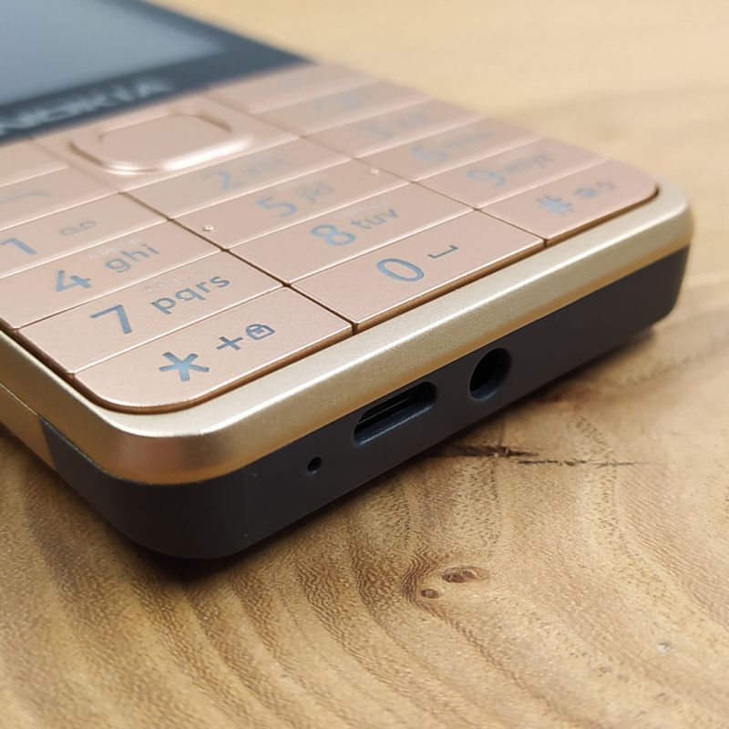 Кнопковий мобільний телефон Nokia 230 (2G) Gold